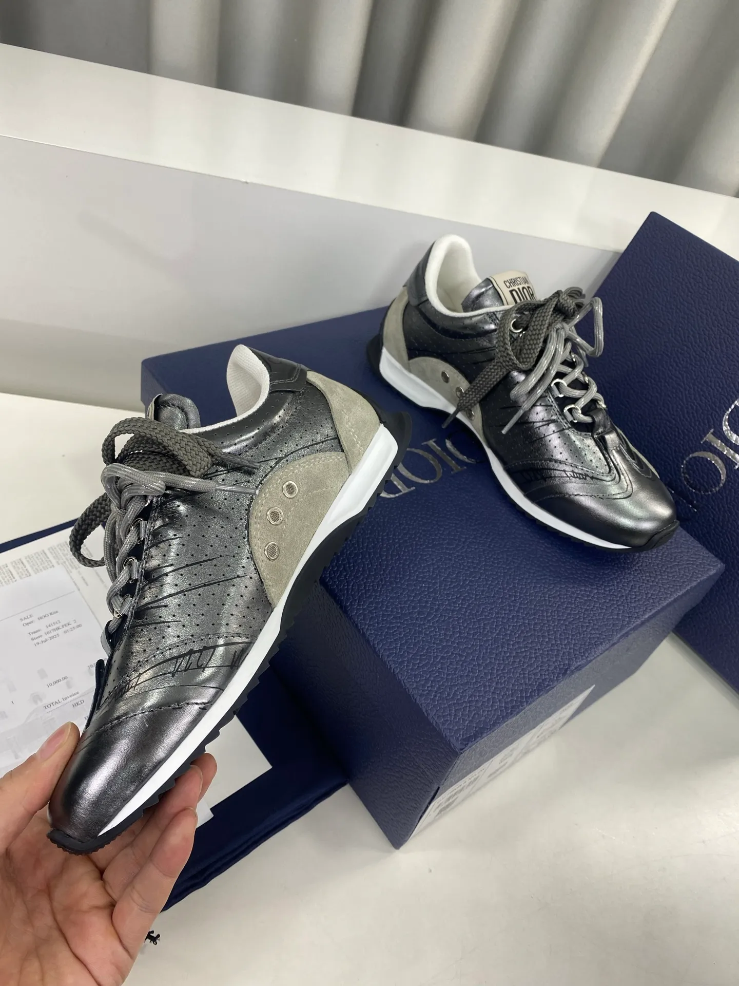 💕💕Factory direct selling price p560💕💕 Men's size +10 Dior Dior D-Sketch series graffiti moral shoes casual sports shoes ☑️ D-Sketch sports shoes made a wonderful appearance at the Dior 2025 spring and summer ready-to-wear series show, highlighting the classic retro aesthetics. Crafted from white nylon and calf leather, it's finished with a printed logo inspired by the shoe's production stages, with beige suede calf leather panels and double laces. A handwritten Christian Dior Paris signature adorns the sides, while a Christian Dior Paris signature panel and plaque adorn the heel and tongue. Paired with two-color thin rubber soles, they are more refined and can add high-end temperament to various casual looks. Exquisite packaging at the delivery counter🛍📦 ▪️Fabric: Original customized cowhide/graffiti ▪️Inner foot pads: Breathable mesh ▪️Sole: Original molded non-slip rubber outsole ▪️Sole thickness: 2CM ▪️Size: 35-45 (45 for women and 45 for men, customization is not returnable)